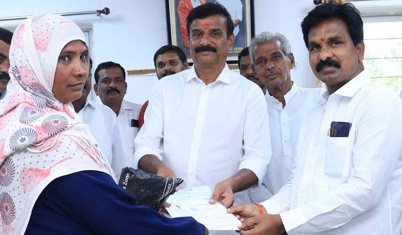 Dubbak MLA distributes CMRF cheques to beneficiaries