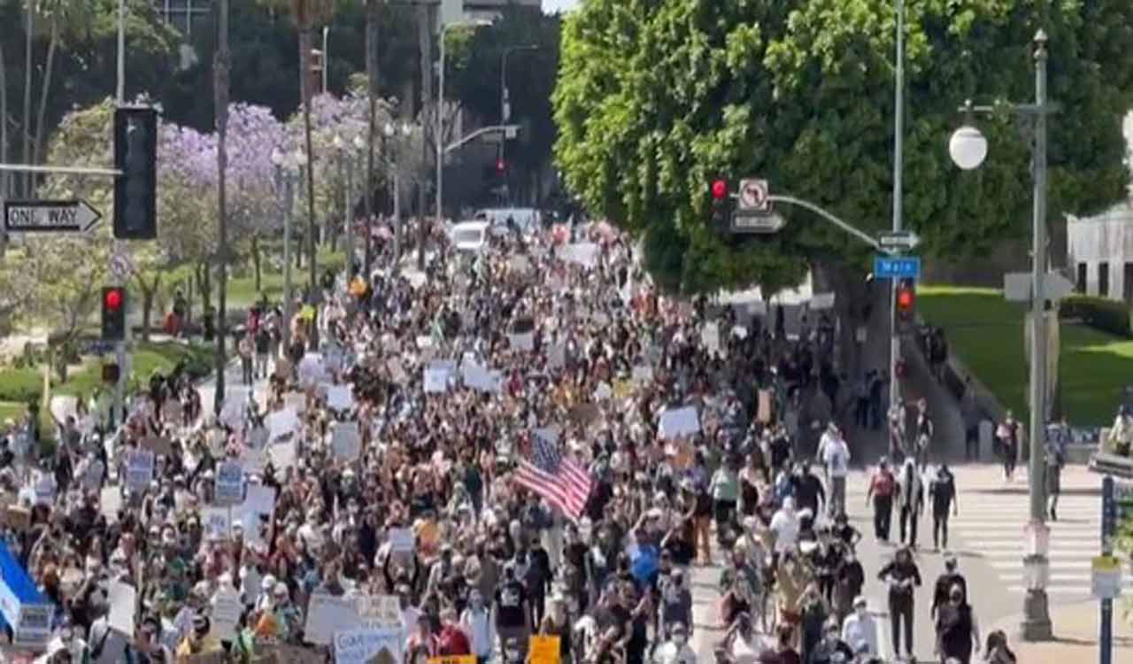 Protesters clash with National Guard troops in Los Angeles