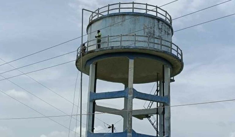 Fishermen protest against allocation of tank to contractor in Mancherial