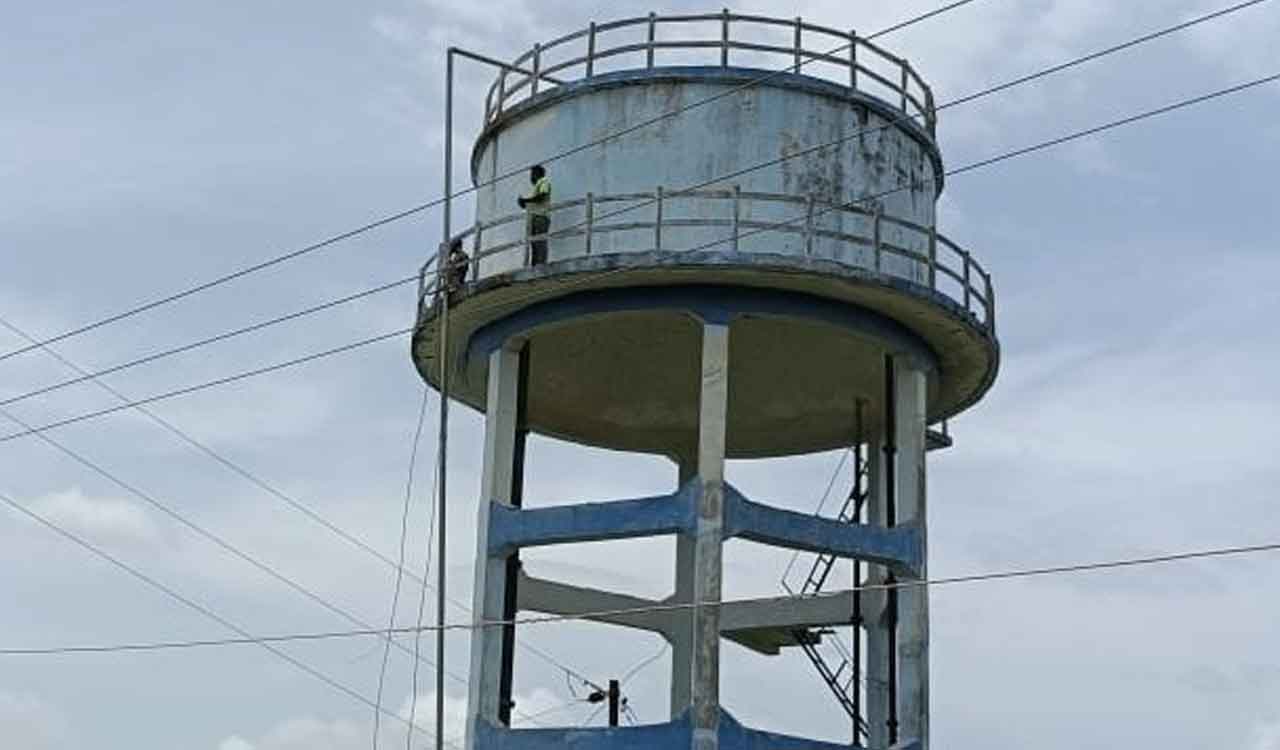 Fishermen protest against allocation of tank to contractor in Mancherial