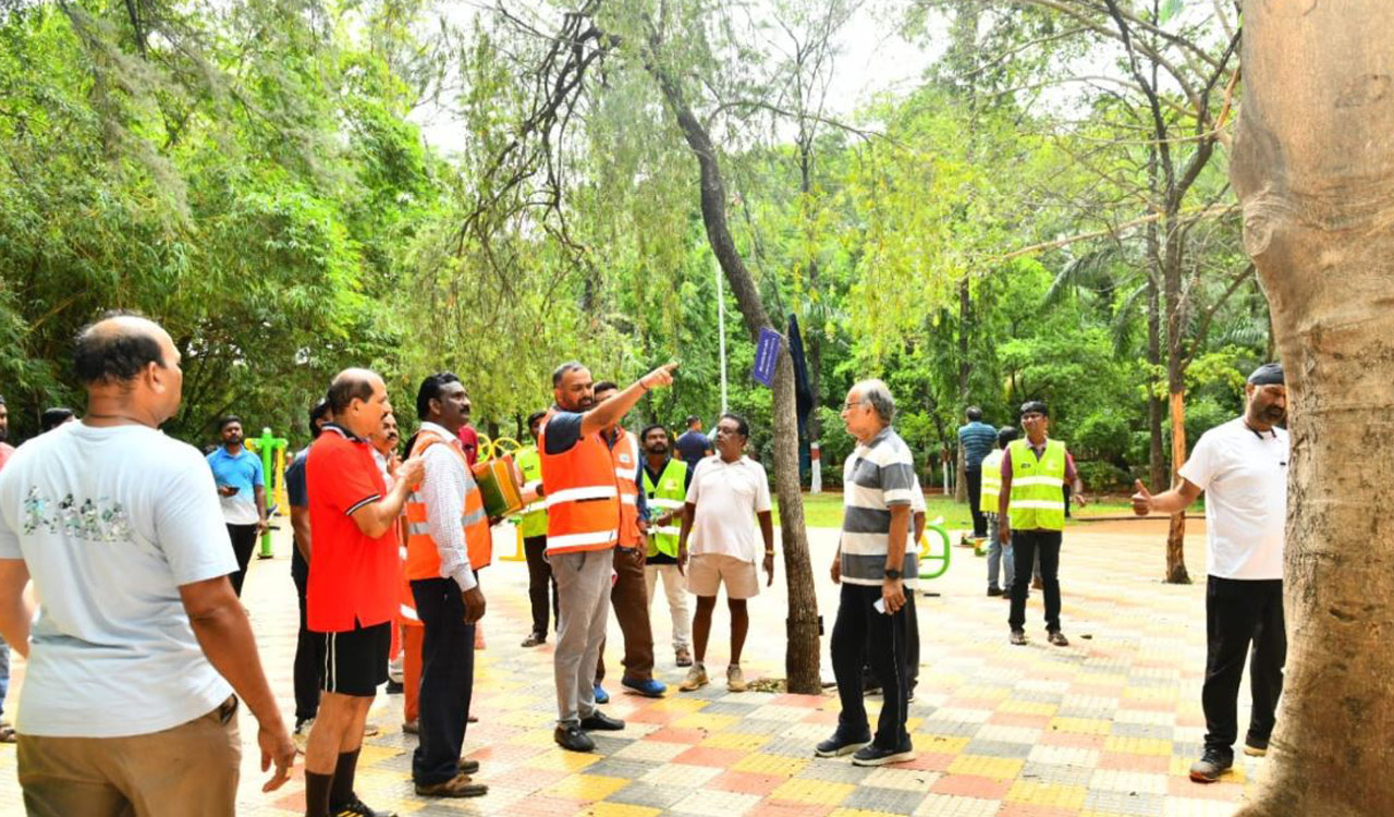 GHMC Commissioner RV Karnan takes action against stray dogs in Indira Park