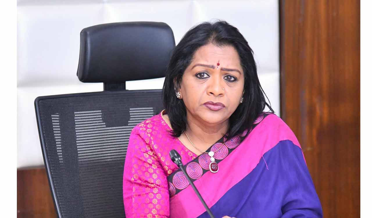 GHMC Mayor Gadwal Vijayalakshmi disburses ex-gratia amount to kin of fire mishap victims