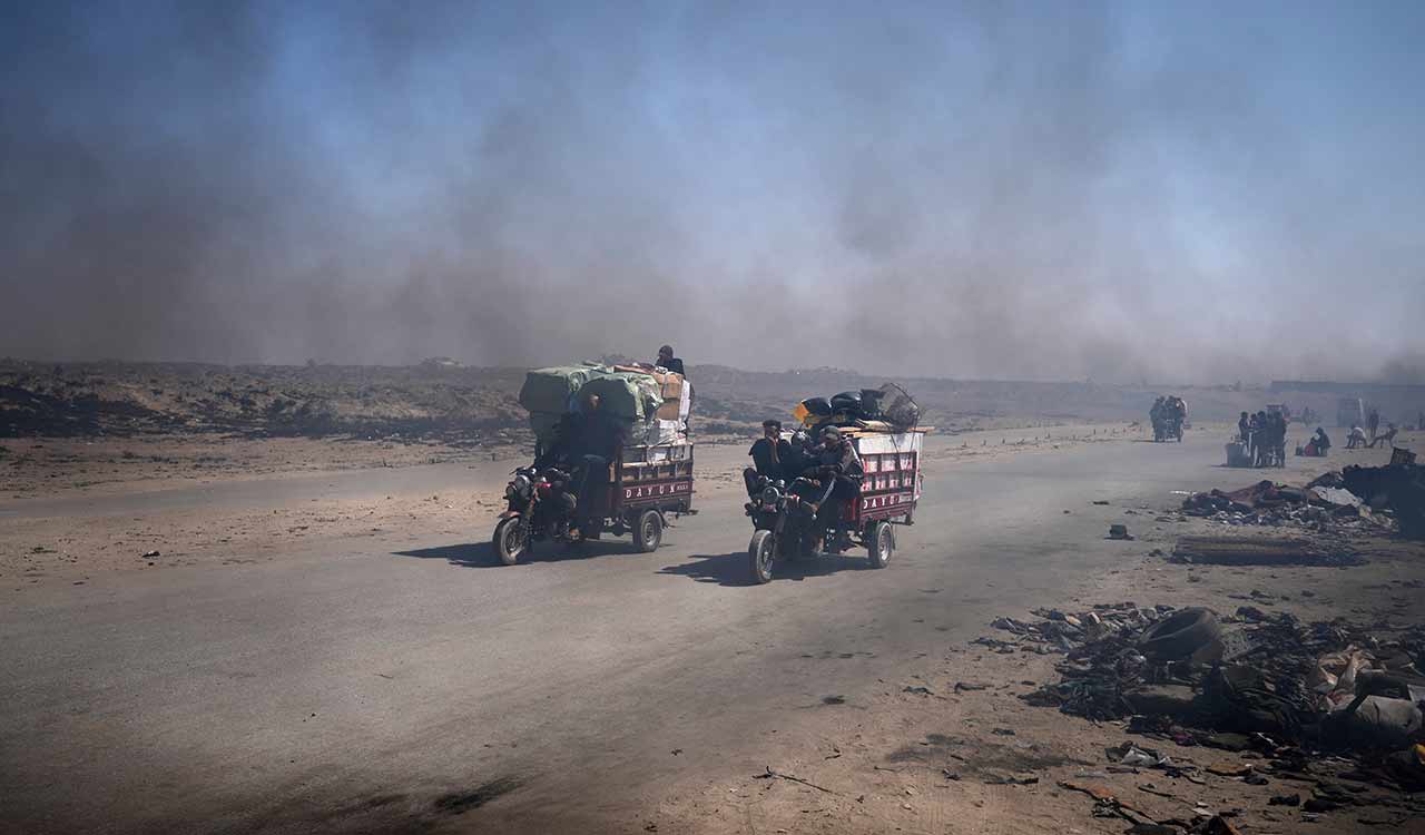 Gazans burn plastic waste to cook in makeshift shelters
