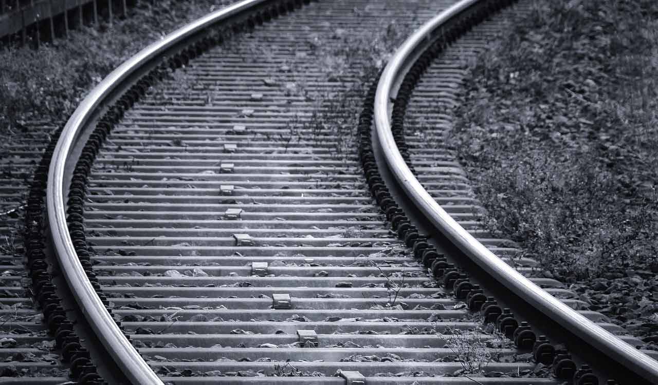 Hyderabad: Father dies trying to save daughter from suicide at railway station