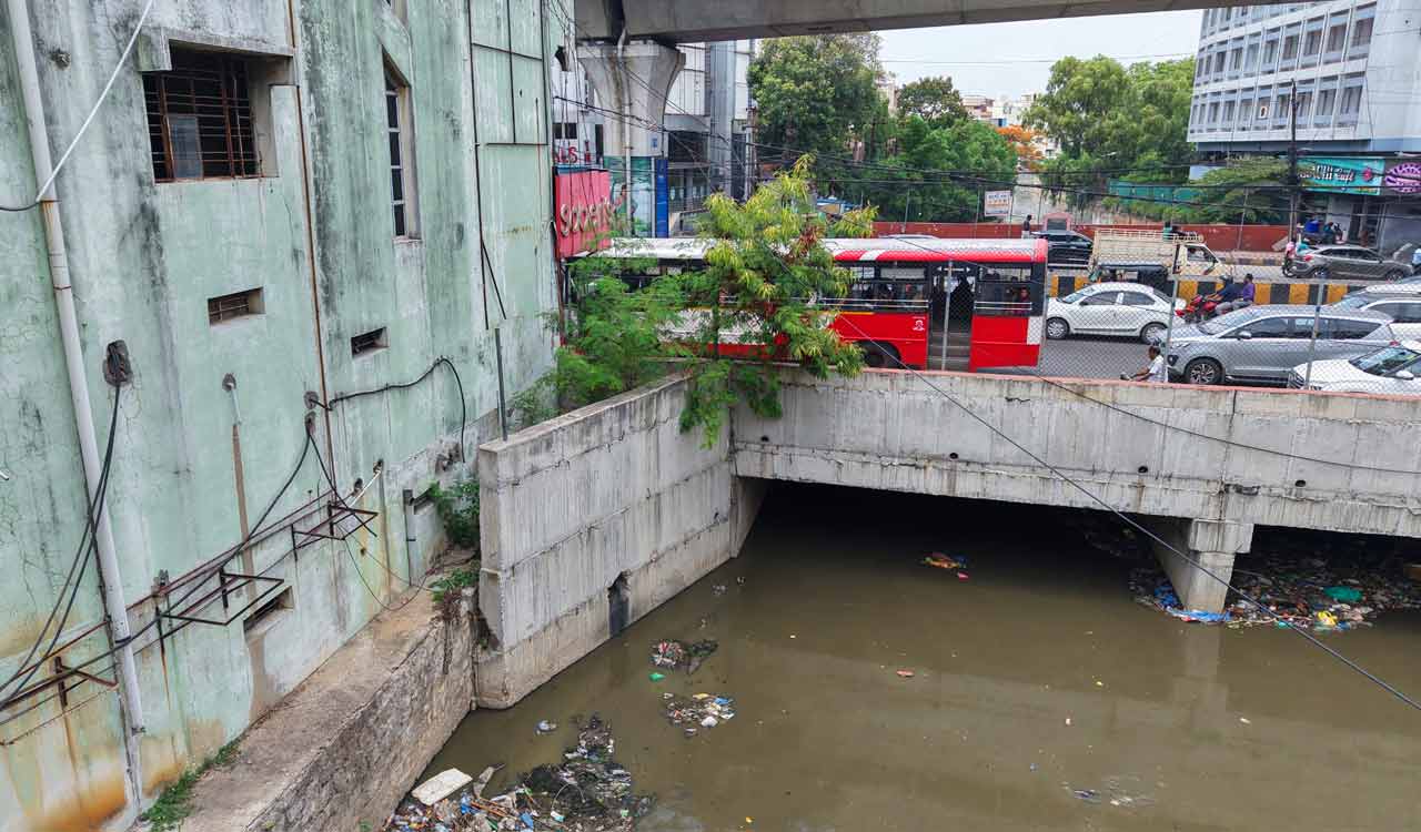 Hydraa extends wings to SCB, demolishes illegal constructions on Patny nala in Rasoolpura