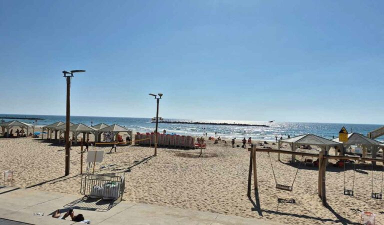 Uneasy calm in Tel Aviv as Israelis brace for more Iranian missile attacks