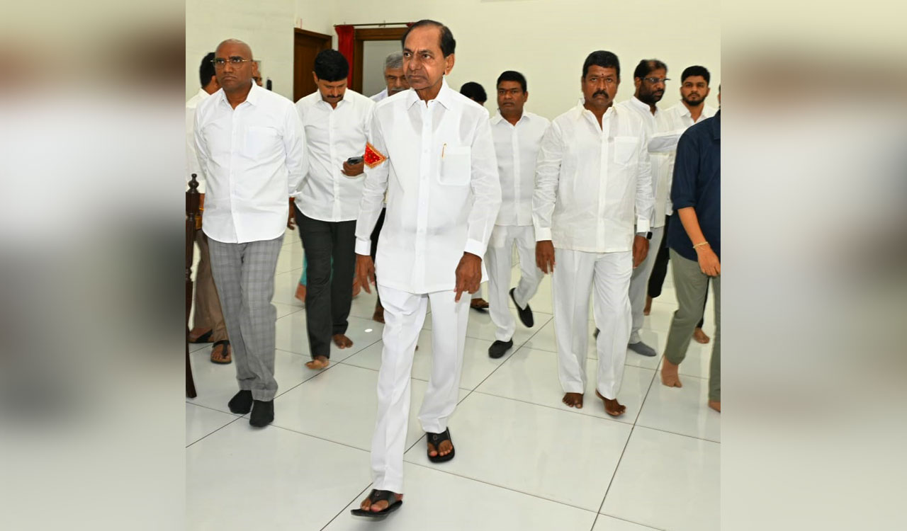 KCR appears before Kaleshwaram Commission amid tight security