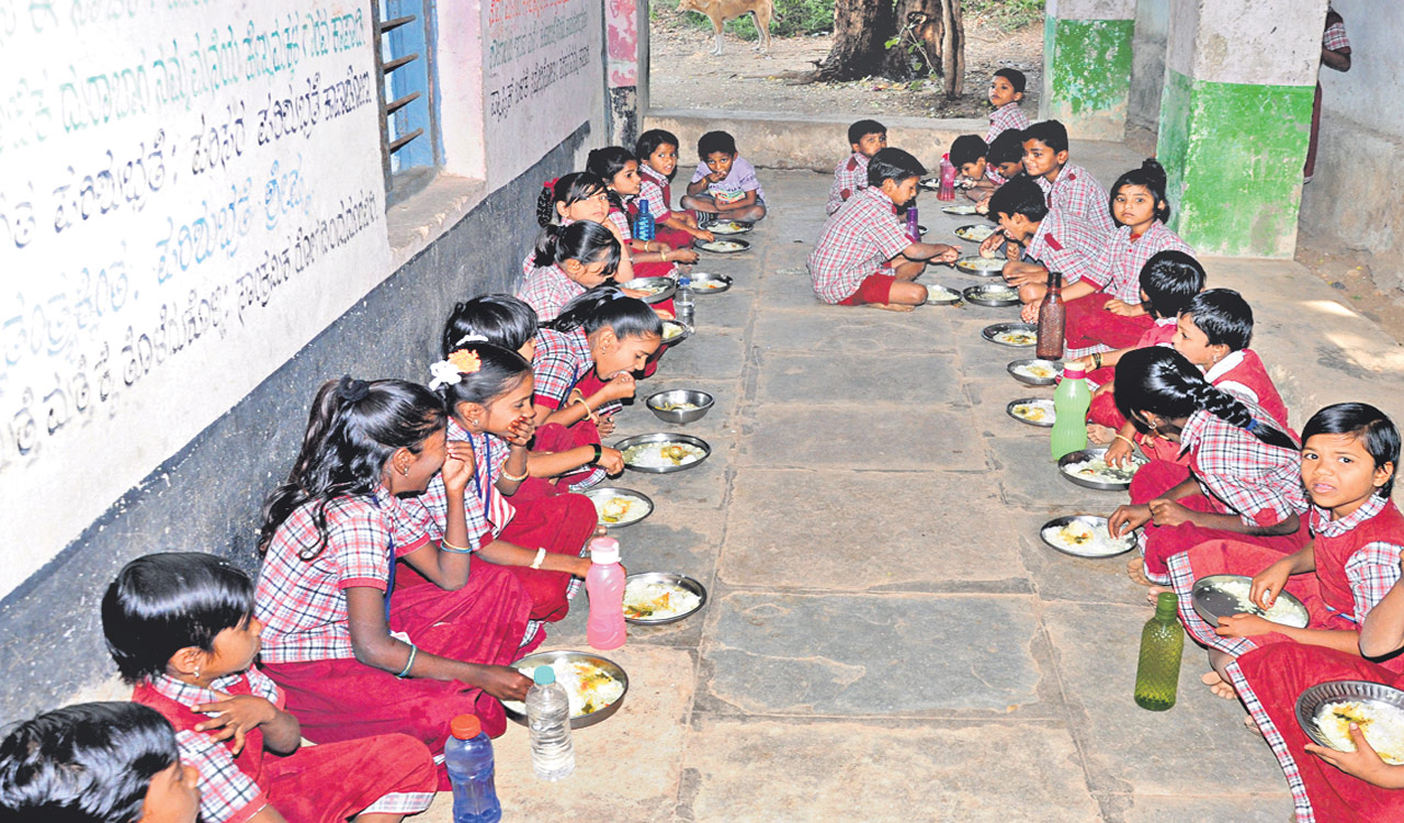 School principal slammed for double standards: Lavish lunch for DEO, poor quality food for students