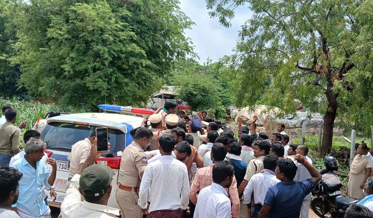 Tension prevails as police stop cotton farmers from meeting Telangana Seed Commission chief