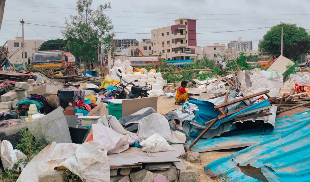 Amid protests, Hydraa demolishes encroachments at Sunnam Cheruvu in Madhapur