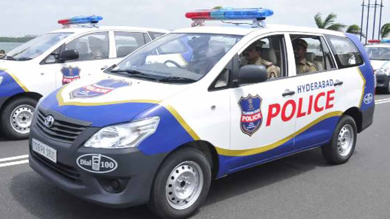 Swift response from police constables helps recovering passenger’s bag in Hyderabad