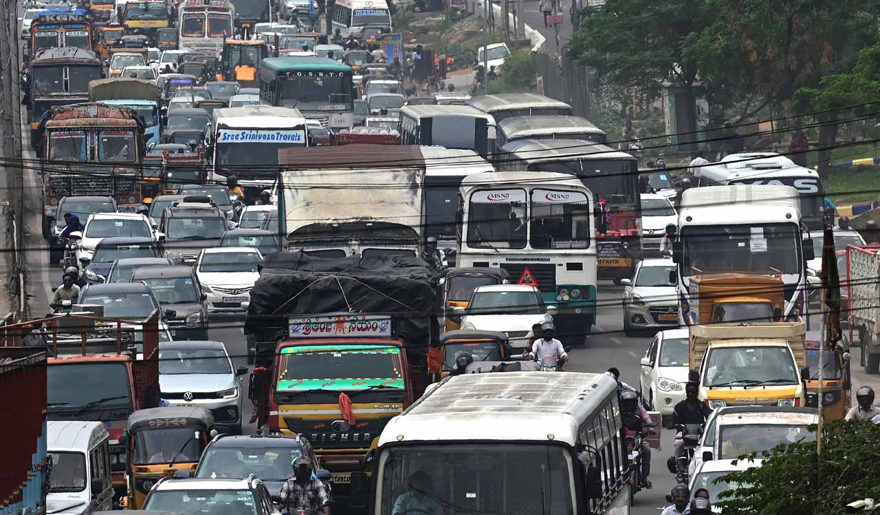 Traffic woes continue in Hyderabad