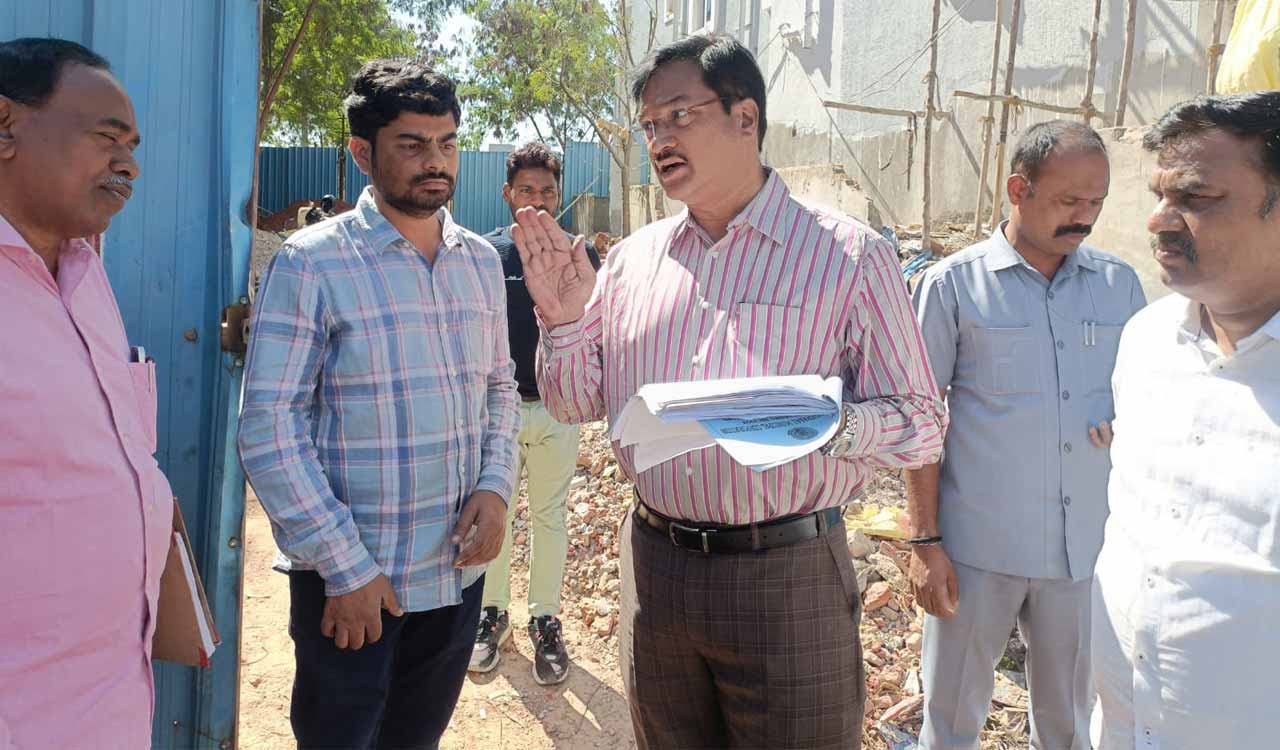 Tension in Madhapur as residents protest against HYDRAA over eviction survey
