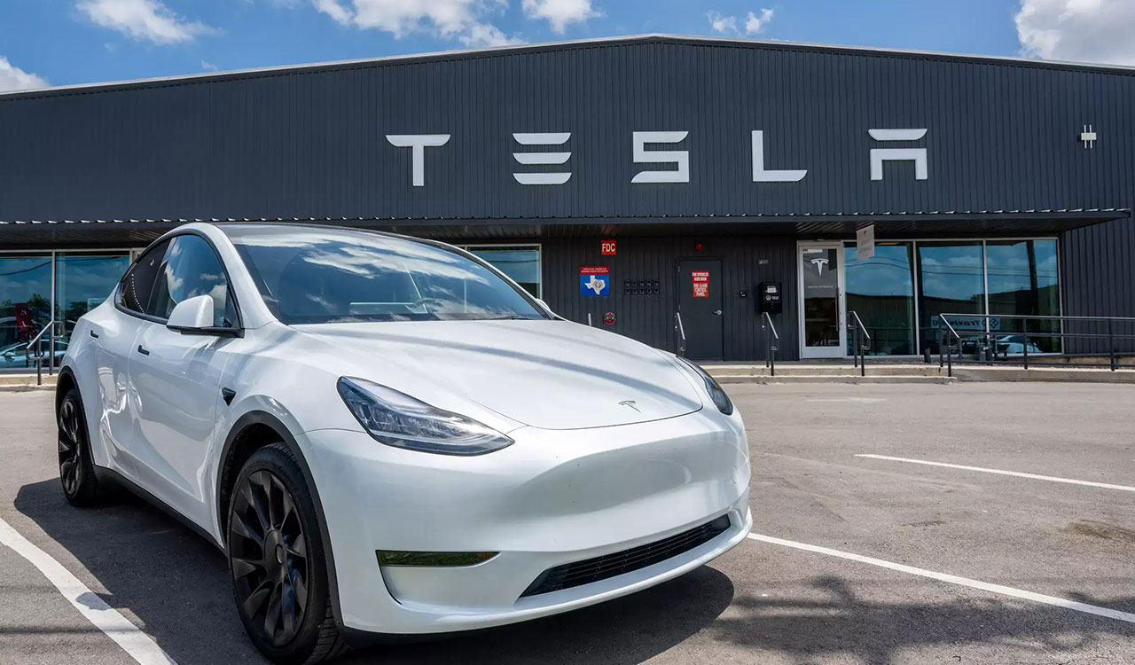 Investors dump Tesla on bet Trump may lash out at Musk