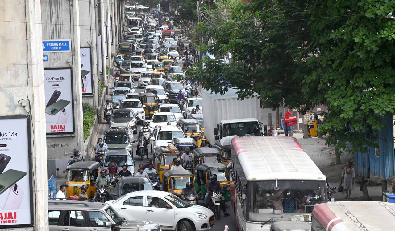 Traffic woes continue in Hyderabad