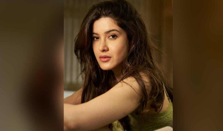 The teaser offered a glimpse into a delicate and emotional love story built on silence, music, and unspoken bonds. In less than a minute, it introduced the journey of a blind musician, played by Vikrant Massey, who crossed paths with a passionate theatre artiste, portrayed by Shanaya Kapoor.
