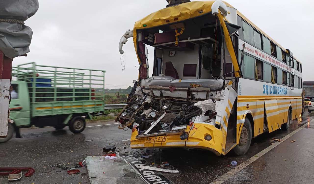 Telangana: 18 injured as Hyderabad-bound Karnataka bus rams into truck in Narayanpet