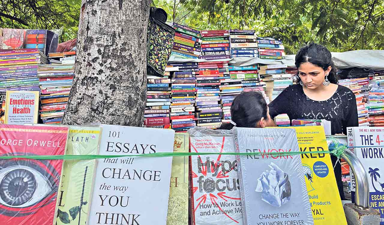 Hyderabad online stores eat into Koti small bookshops’ meal