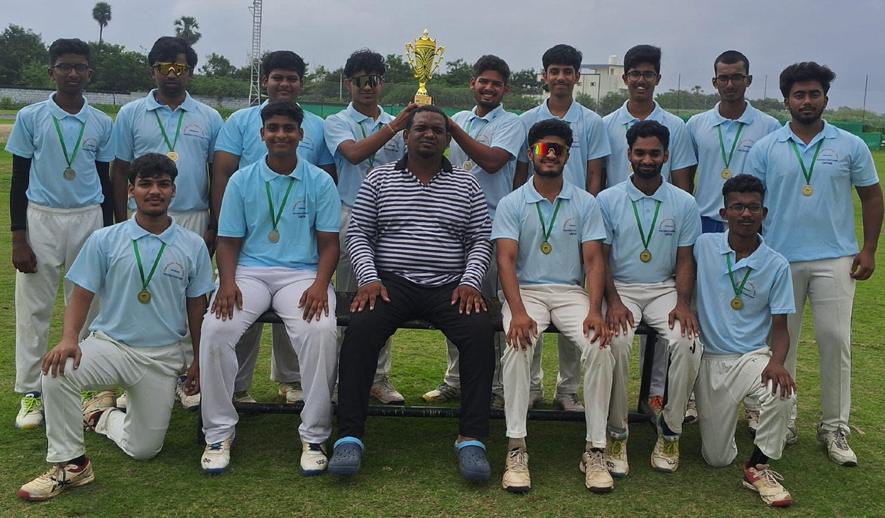 Combined Dist XI wins trophy