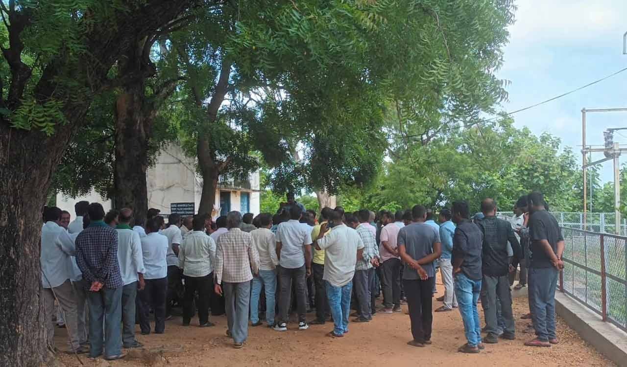 Crop losses prompt Telangana farmers to protest power outages