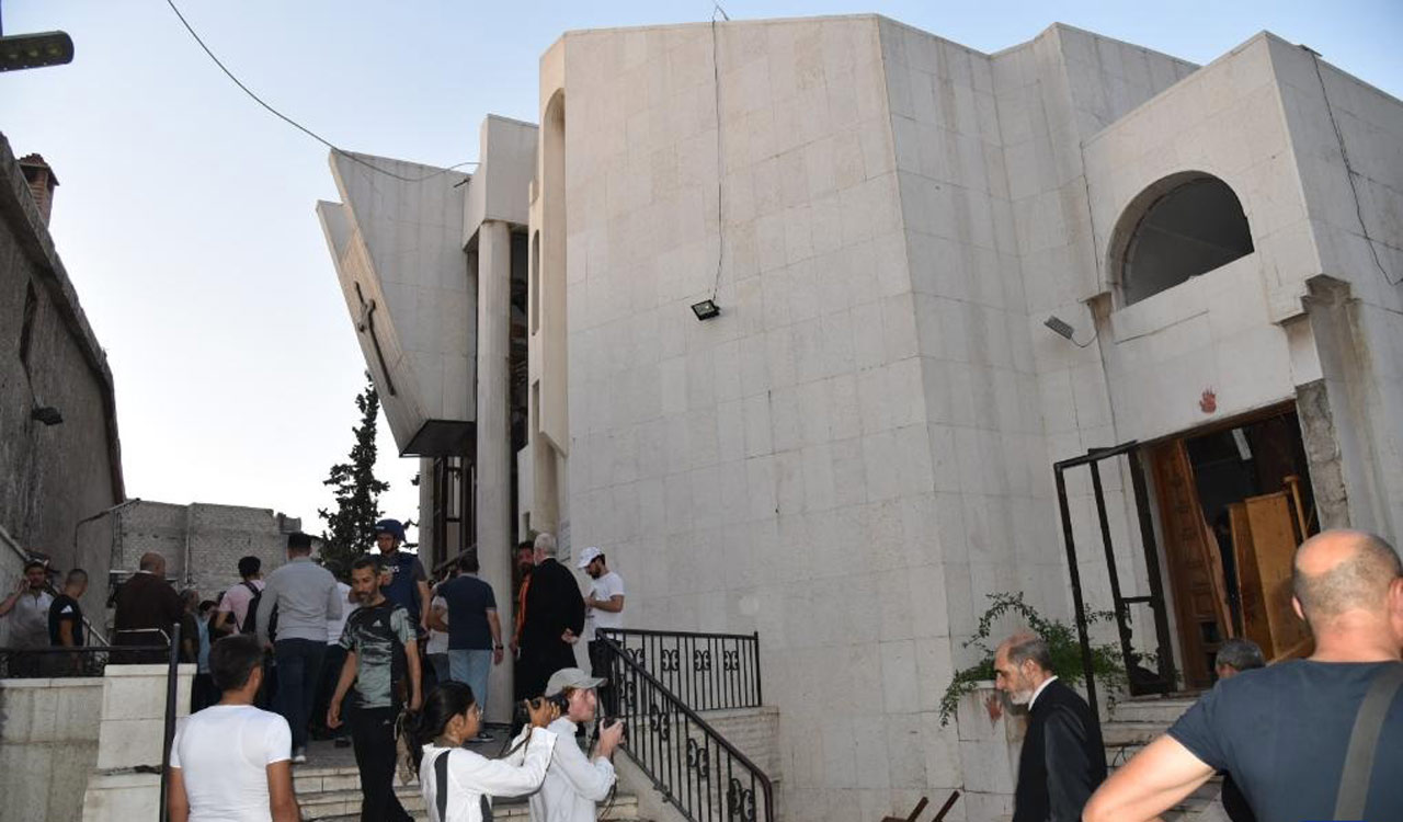 Suicide bomber attacks church in Damascus, 19 killed