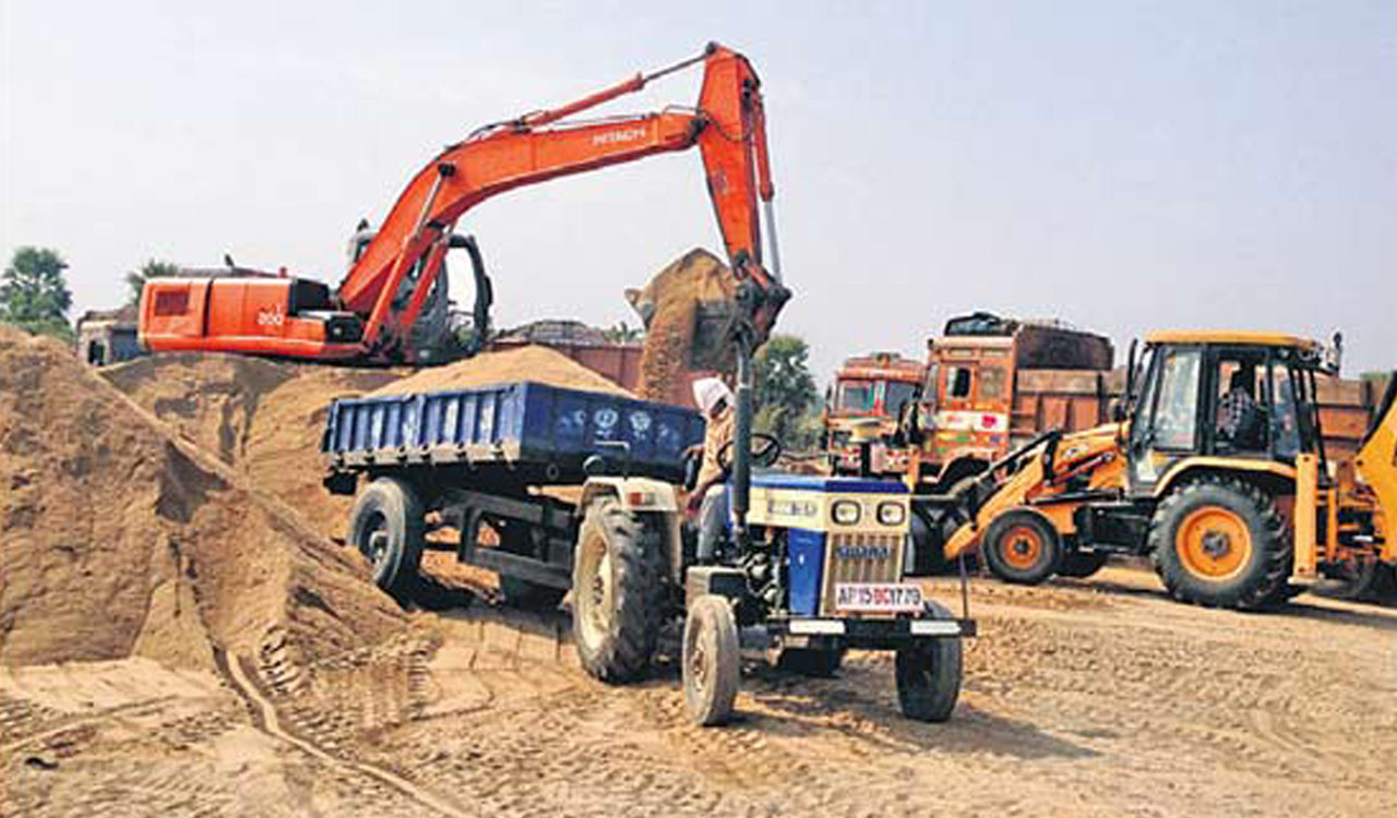 Farmers, youth foil illegal sand mining attempt at Maganoor’s Peddavagu