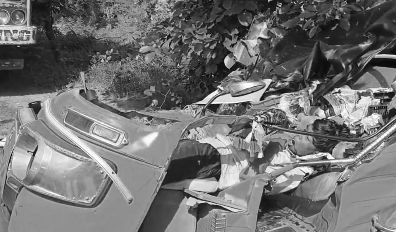 Two die as Lorry rams into auto near Sadasivapet