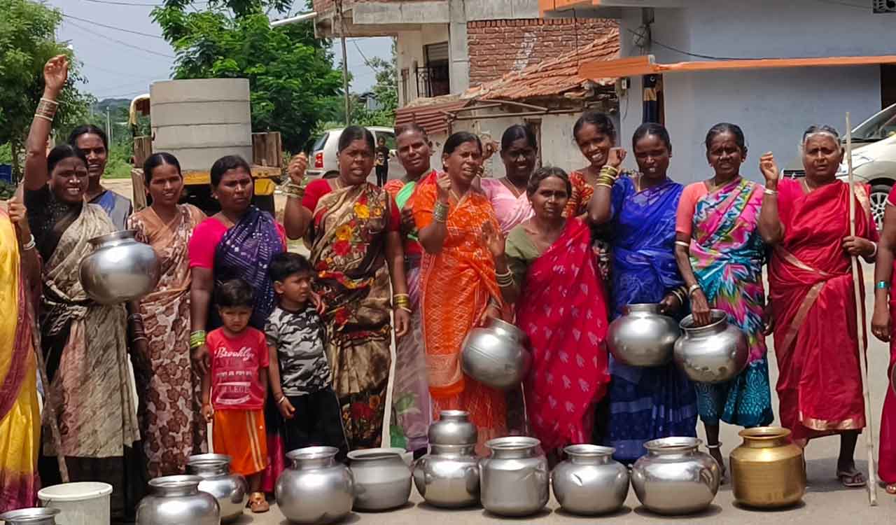 Women protest in Siddipet village over two-month drinking water crisis