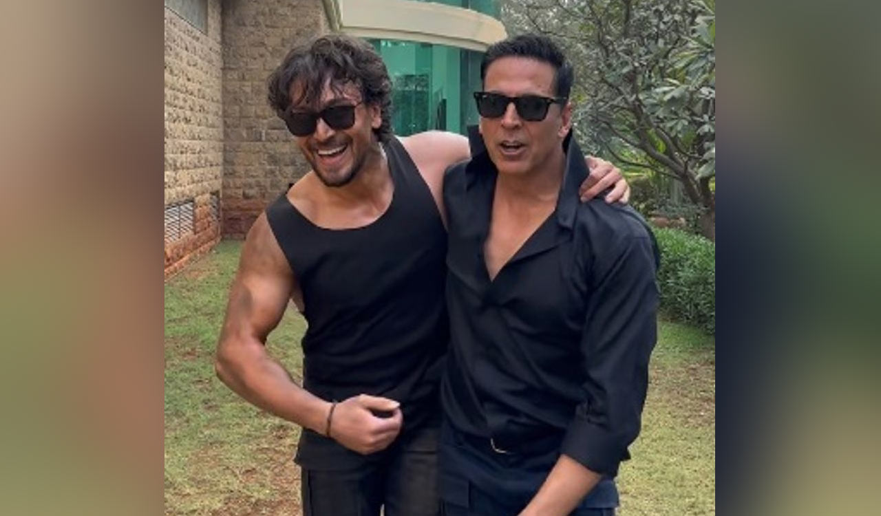 Akshay Kumar turns cheerleader for his ‘brother’ Tiger Shroff