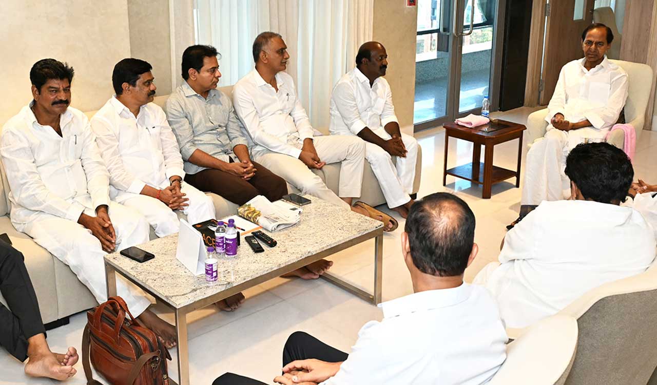 KCR meets BRS leaders, discusses public issues