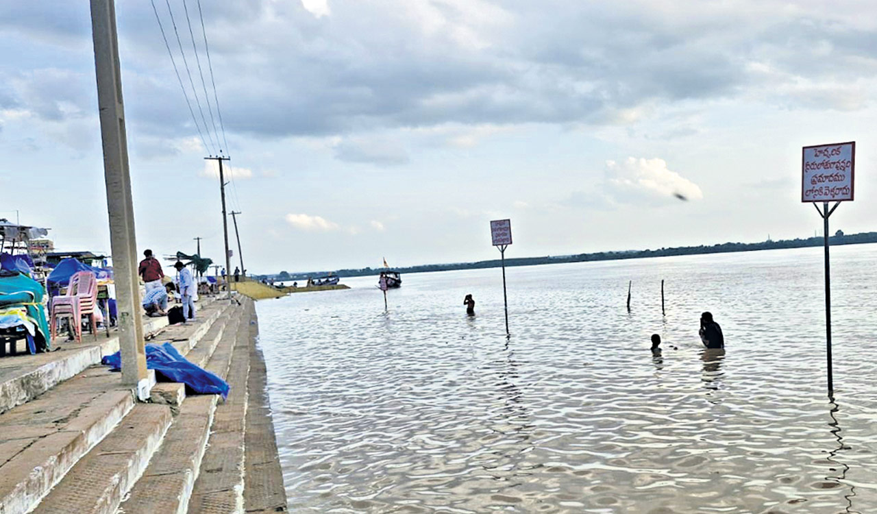Flood alert in Bhadrachalam as water levels surge in Godavari River