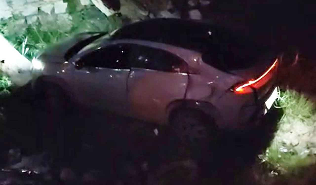 Telangana: Car following Google Maps falls into stream in Jangaon, five injured