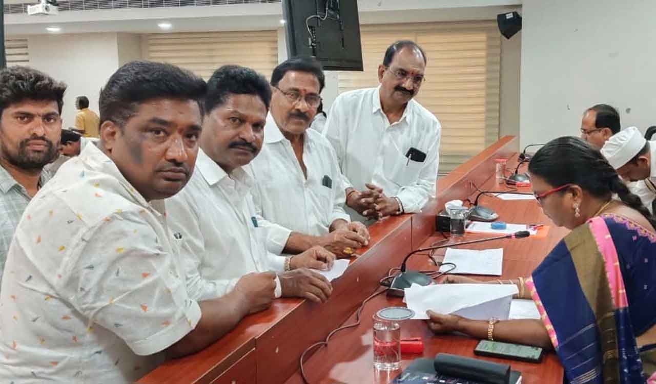 Kothagudem: ‘Mana Ooru Mana Badi’ contractors protest over unpaid bills
