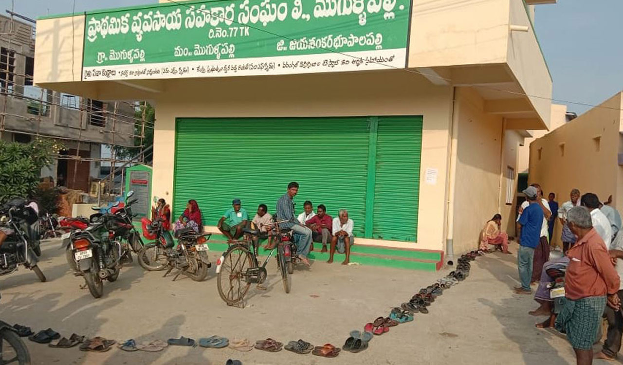 Fertiliser crisis deepens: BRS stages dharna over govt inaction in Khammam, Warangal