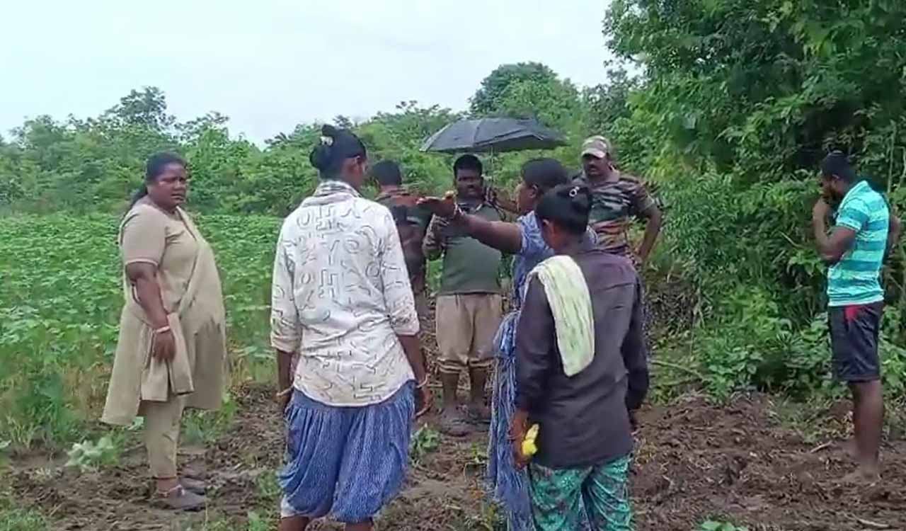 Telangana: Podu farmers clash with forest officials in Khammam
