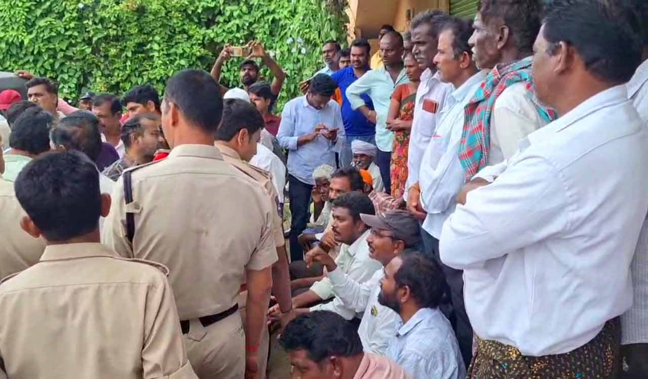 Farmers stage protest for urea at Tallada PACS in Khammam