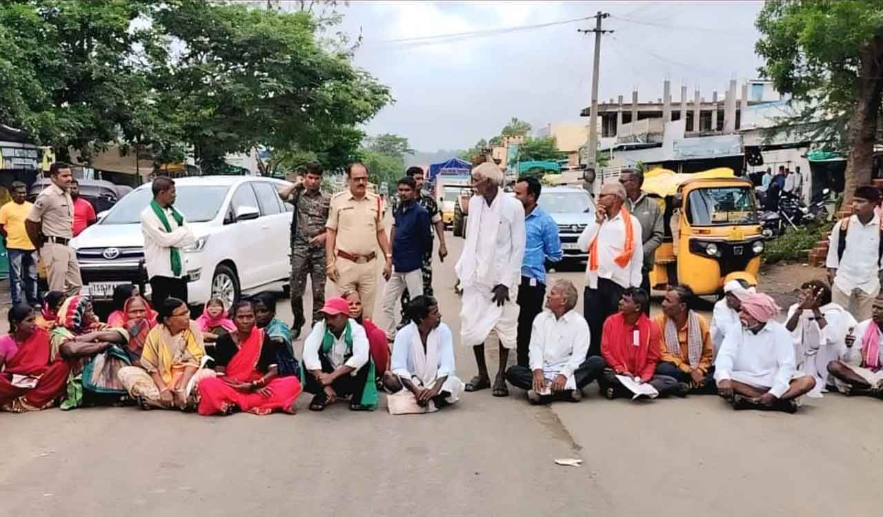 Asifabad: Farmers block road over urea shortage in Jainoor mandal
