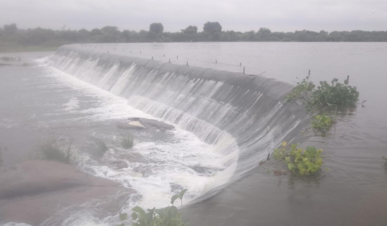 Ghanpur anicut overflows after heavy rainfall in Medak, Sangareddy