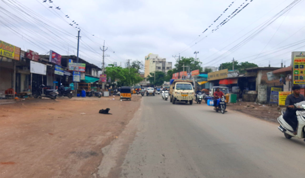 Hyderabad: Dark, damaged Barkas–Shaheennagar stretch troubles airport-bound motorists and locals