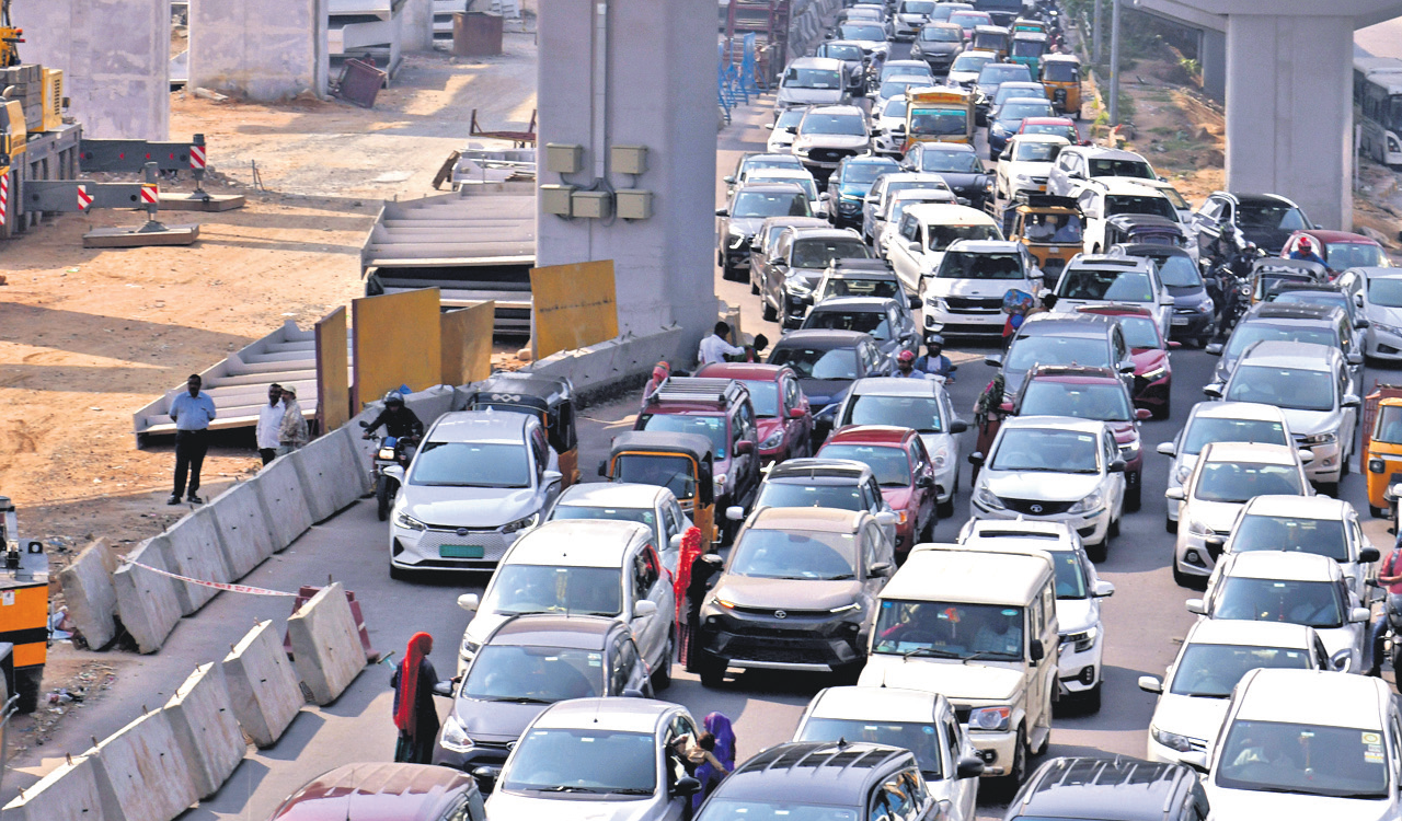 Hyderabad: Trolley auto breakdown on Durgam Cheruvu bridge briefly disrupts traffic