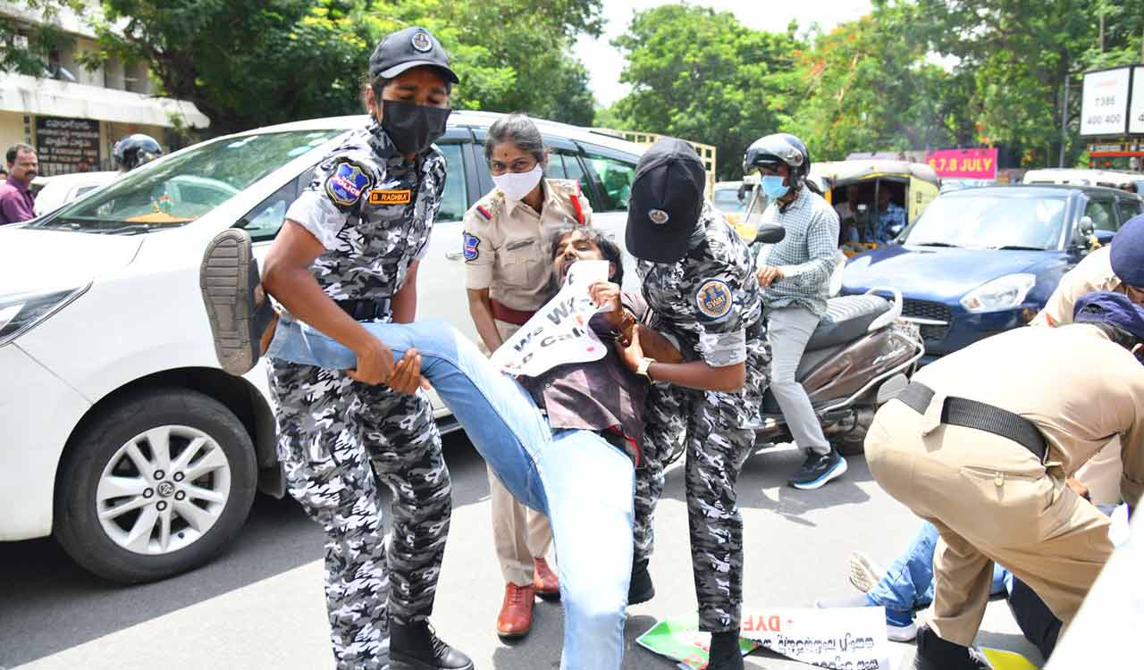 Hyderabad: Unemployed youth protest at Secretariat over job calendar delay; police arrest several activists