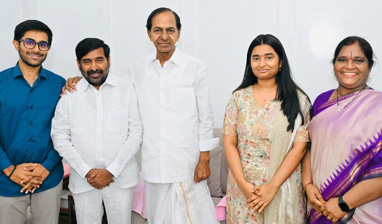 Former minister Jagadish Reddy celebrates birthday with blessings from BRS chief