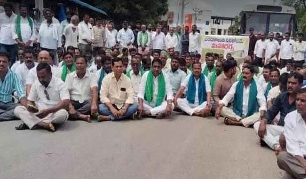 Farmers stage maha-dharna in Kathalapur demanding Godavari water release