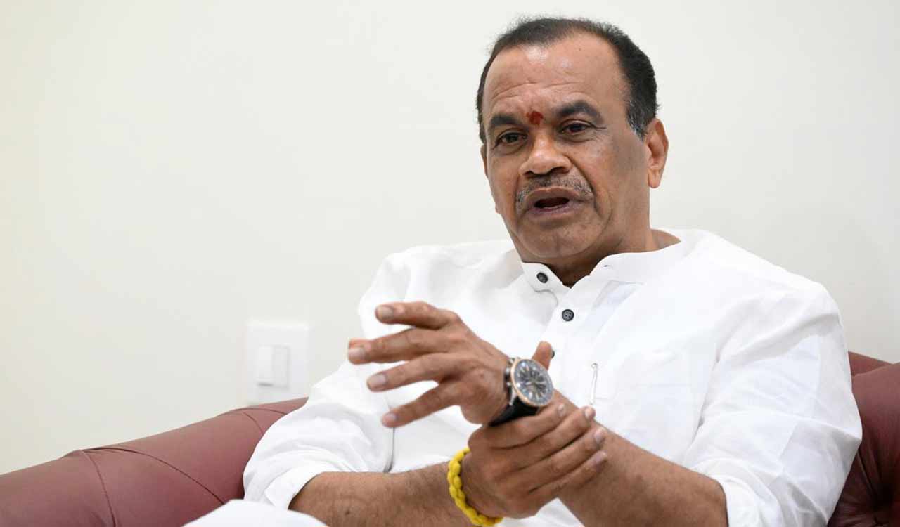 Komatireddy sulks and walks out of Begumpet airport over Uttam’s delay for Nagarjuna Sagar trip