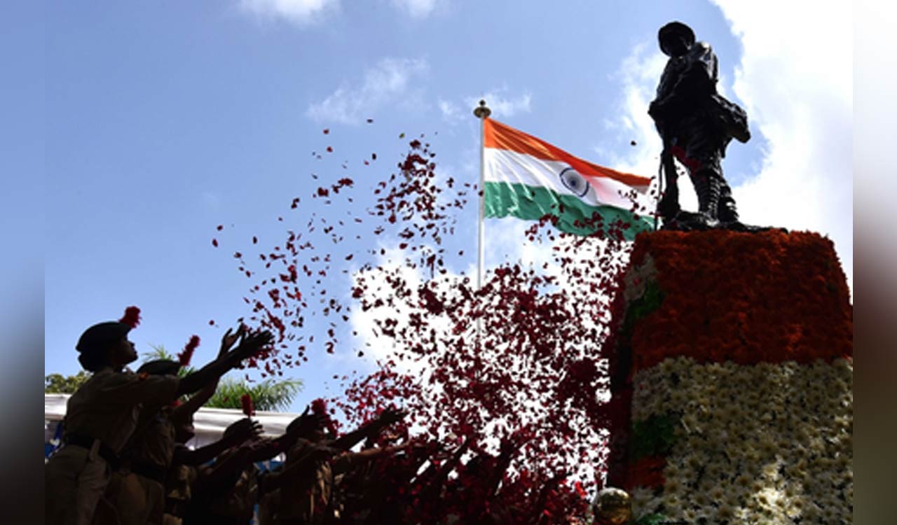 President, Defence Minister pay tribute on Kargil Vijay Diwas