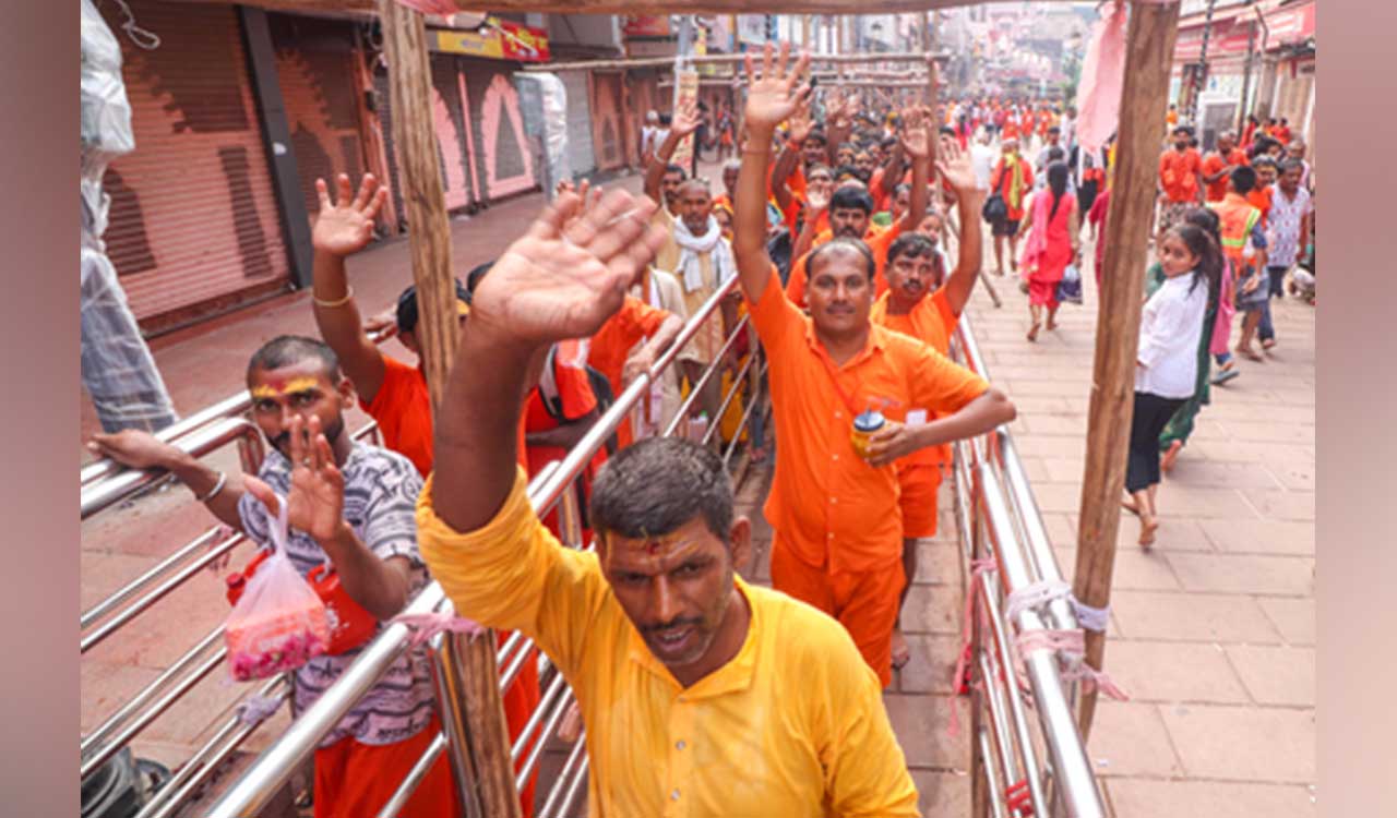 Massive turnout of devotees at Kashi Vishwanath