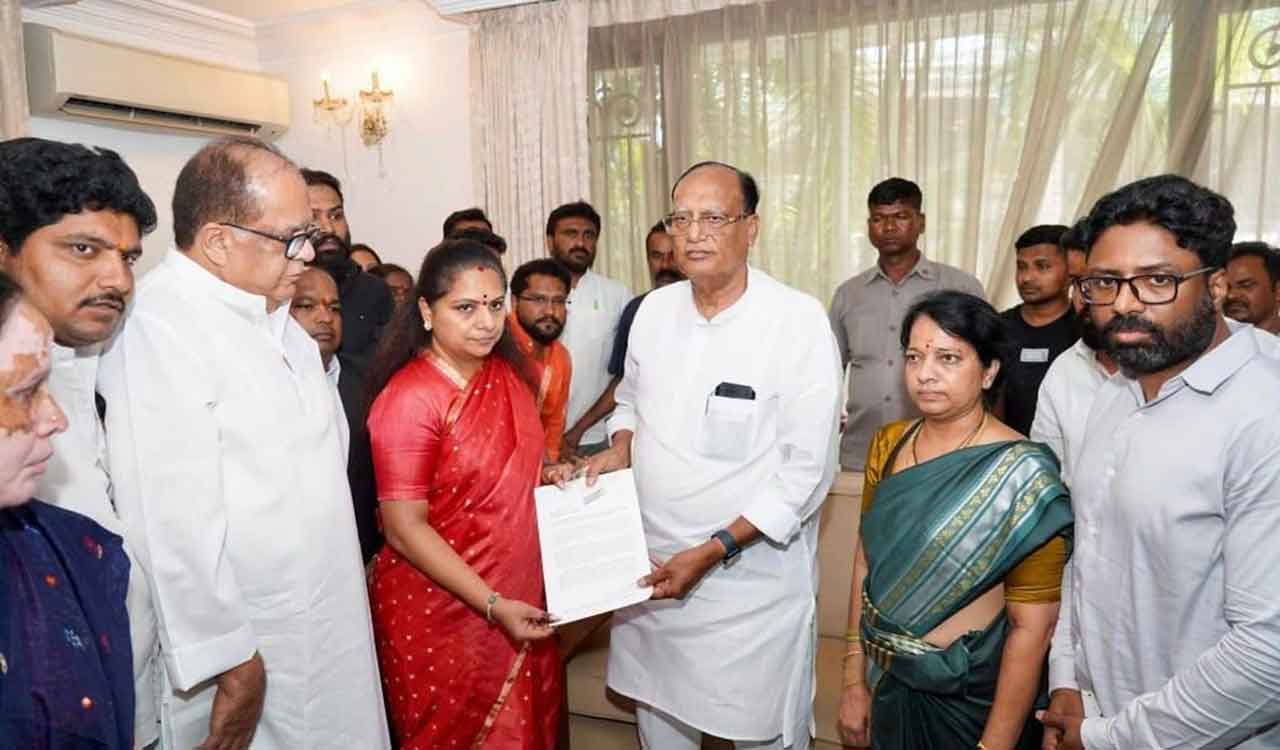 BRS leader MLC Kavitha complains against Teenmar Mallanna, demands his suspension for derogatory remarks