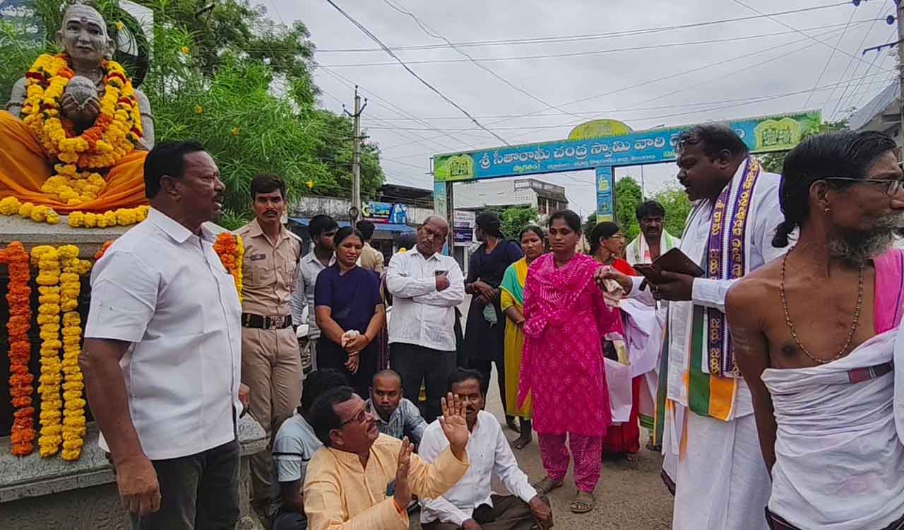 Adivasis stage protest in Bhadrachalam against Bhadradri Temple officials