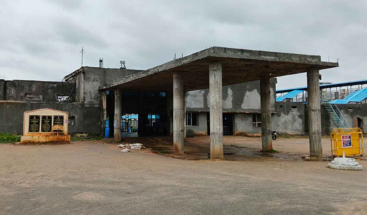 Passengers suffer as Kothagudem station works move at slow pace