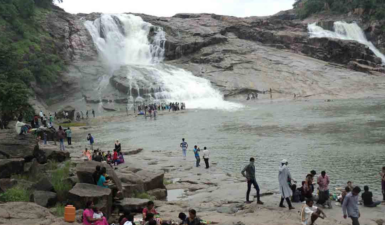 Kuntala waterfalls lack basic amenities, await official attention